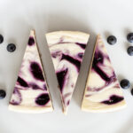 New York Cheesecake mit einem Swirl aus Blaubeeren 3 Stück