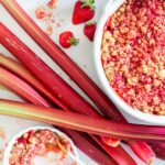 Pinker Rhabarber Erdbeer Crumble von oben