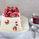 Selbstgerechtes Vanilleeis mit frischen Himbeeren