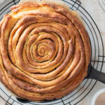 Große Zimtschnecke in Gußeisener Pfanne