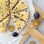 Aufgeschnittener Zwetschgenstreuselkuchen von oben fotografiert