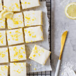 Zitronen Blondies auf einem Backgitter mit Zitronenzeste garniert