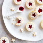 Hildabrötchen auf einem Teller liegend