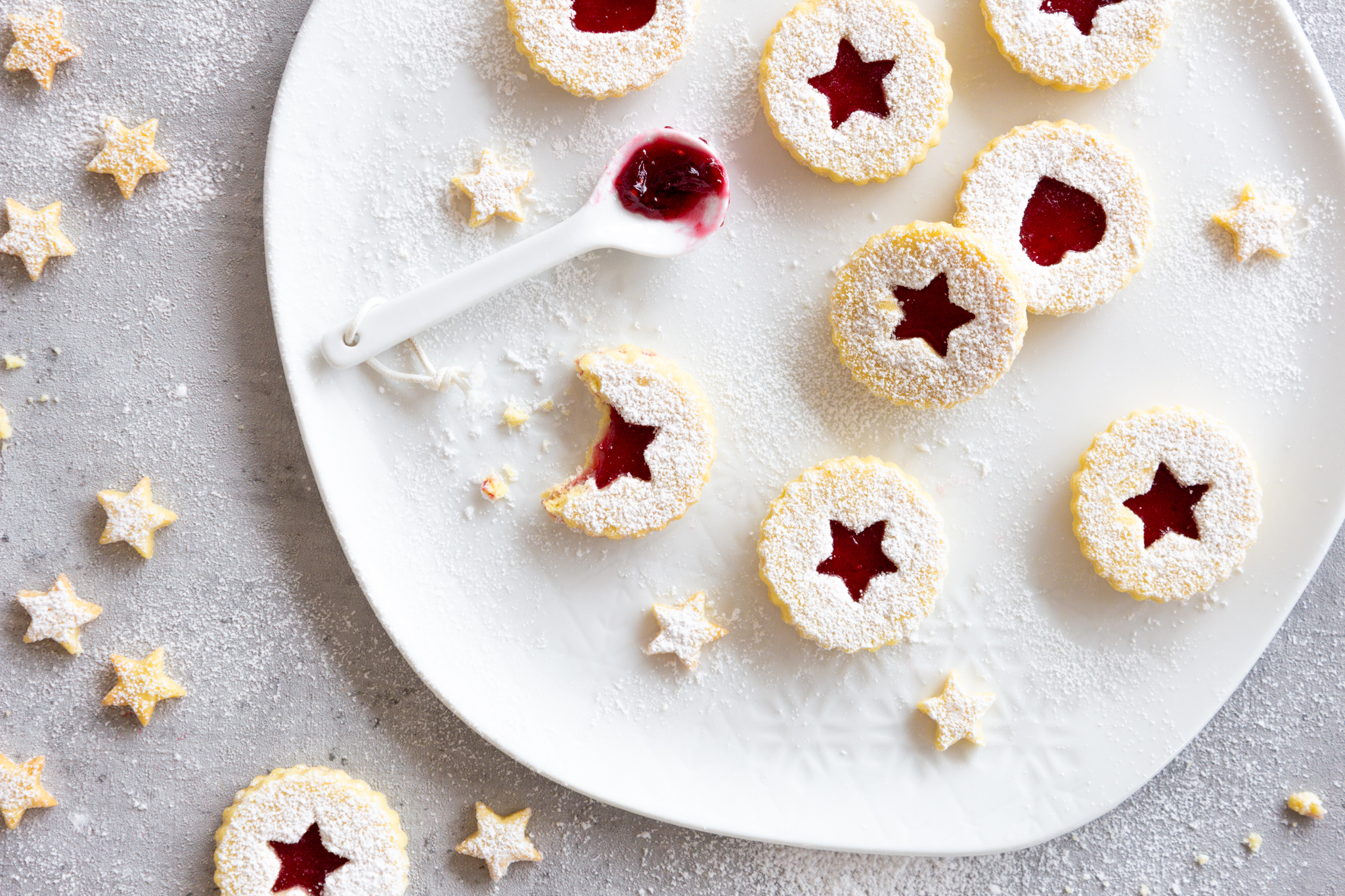 Hildabrötchen auf einem Teller liegend
