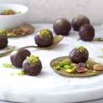 Mehrere Dubai Schokoladenpralinen auf einer Marmorplatte