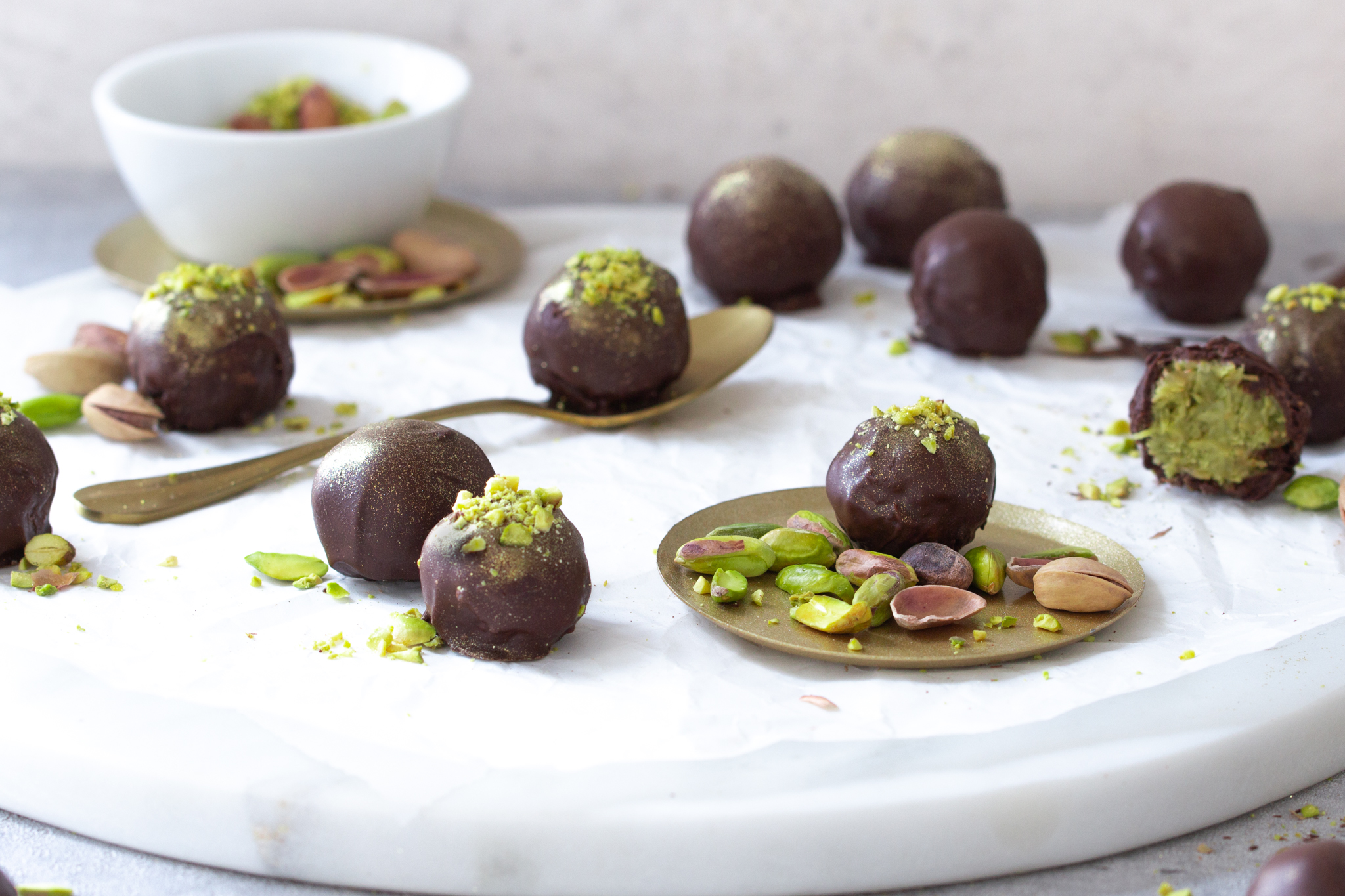 Mehrere Dubai Schokoladenpralinen auf einer Marmorplatte