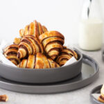 Mehrere Mini Schoko Croissants mit Nutella / Nuss-Nougat-Creme in Schale